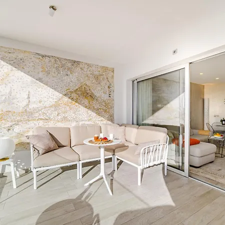 Sundream Escape - Penthouse With Ocean View, Airco, Heated Pool Apartment